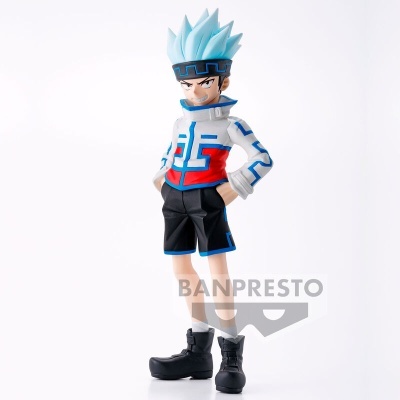 Figura de ação de personagem com cabelo azul claro e roupa colorida