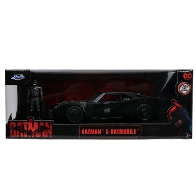 Figura e carro Batmobile preto na embalagem com textos The Batman e Batman's Batmobile