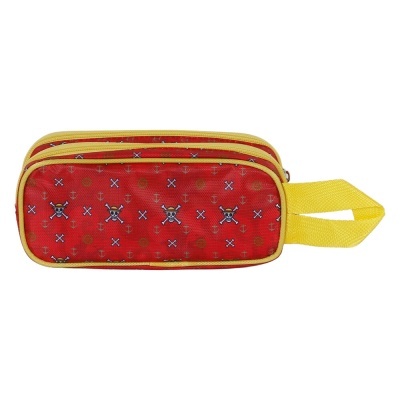 Estojo escolar retangular vermelho com caveiras e fecho amarelo