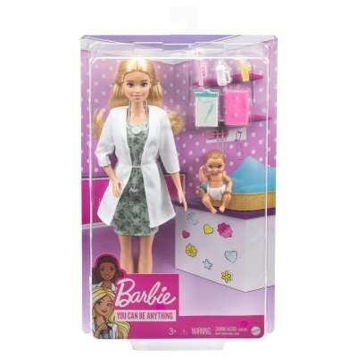Boneca Barbie com bata branca e vestido verde com bebé e acessórios em embalagem transparente