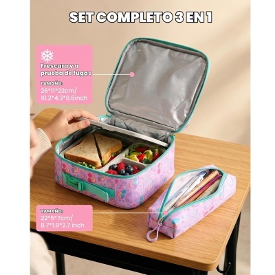 Bolsa térmica rosa com padrão de flamingos e estojo, ambos com zipper, sobre mesa de madeira clara.