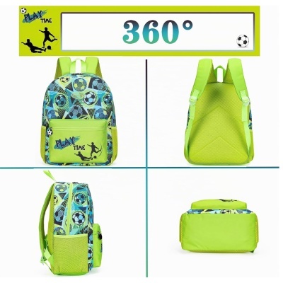 Mochila verde e azul com padrão de bolas de futebol e texto PLAY TIME vista de vários ângulos