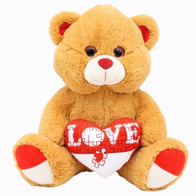 Ursinho de peluche castanho claro com almofada em forma de coração vermelho e branco com a palavra LOVE