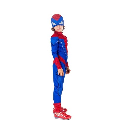 Criança com fato azul e vermelho de Homem-Aranha e sapatilhas vermelhas em fundo branco