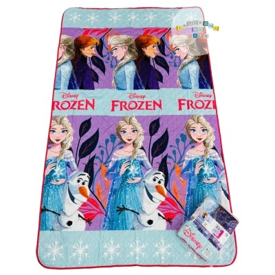 Manta infantil Disney Frozen com personagens Elsa e Olaf em fundo lilás e borda vermelha