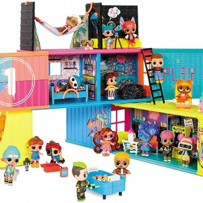 Conjunto de brinquedos com bonecos e estrutura modular colorida