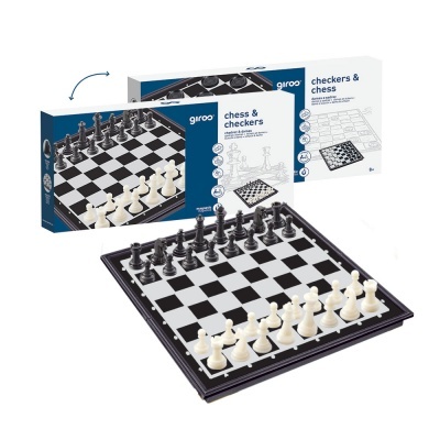 Tabuleiro de xadrez e damas com peças brancas e pretas e embalagem