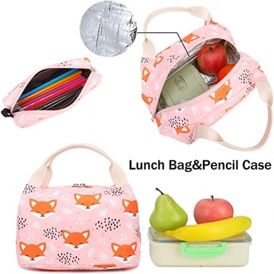 Conjunto lancheira e estojo rosa com padrão de raposas, frutas e lancheira plástica com tampa verde