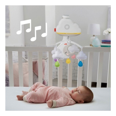 Móbile infantil colorido em forma de nuvem pendurado em berço branco com bebé a dormir