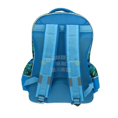 Mochila azul com detalhes camuflados vista de costas