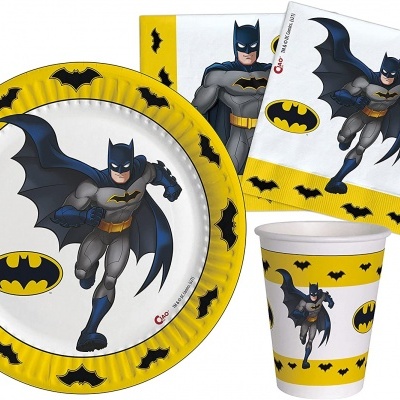 Conjunto descartável de festa com temática do Batman, incluindo prato, copo e guardanapos com imagens do Batman e morcegos em amarelo, branco e preto.
