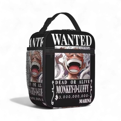 Mochila preta com estampa do personagem Monkey D. Luffy de One Piece e texto de procura