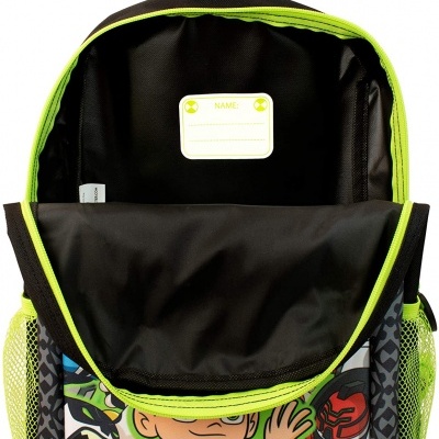 Mochila infantil verde e preta com estampa de desenhos animados e bolso frontal aberto