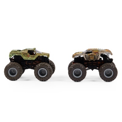 Dois carrinhos de brinquedo tipo monster truck com pneus grandes e camuflagem verde e castanha