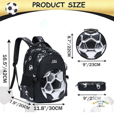 Mochila preta com padrão de bolas de futebol e estojo correspondente