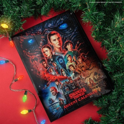 Calendário do advento de Stranger Things com personagens e fundo vermelho com luzes de Natal