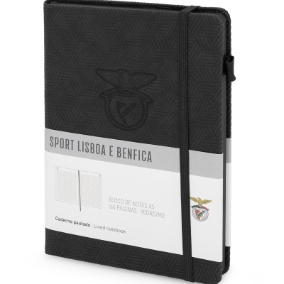 Caderno A5 preto com padrão geométrico e símbolo em relevo, elástico de fecho, etiqueta com texto SPORT LISBOA E BENFICA
