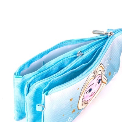 Estojo escolar azul claro com estampa de Elsa do filme Frozen e padrões de estrelas e flocos de neve.