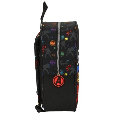 Mochila preta com padrão de personagens Marvel e puxador vermelho em forma de 'A'