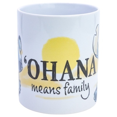 Caneca branca com texto 'OHANA means family' e flores cinza e amarelas