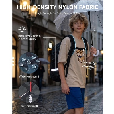 Mochila camuflada com alças refletoras, usada por jovem com t-shirt bege e guarda-chuva transparente.