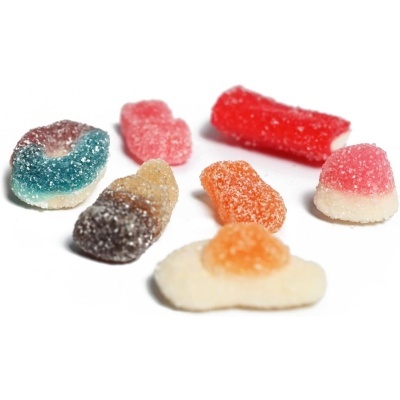 Conjunto de gomas açucaradas coloridas em várias formas sobre fundo branco