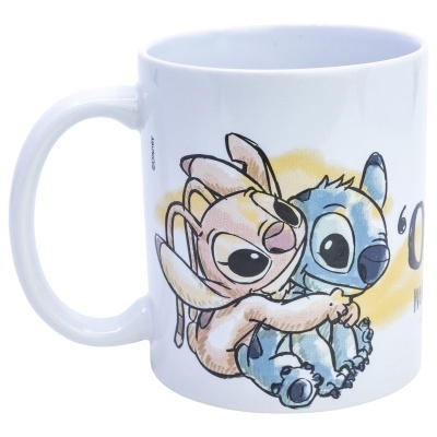 Caneca branca com desenho de duas personagens de desenho animado abraçadas