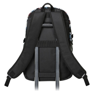 Mochila preta com alças acolchoadas encaixada em mala de viagem