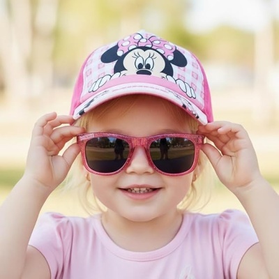Criança com gafas de sol rosas e boné com estampa da Minnie Mouse