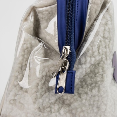 Saco transparente com fecho azul e interior felpudo cinzento claro