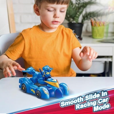 Menino a brincar com carro de corrida azul numa mesa branca