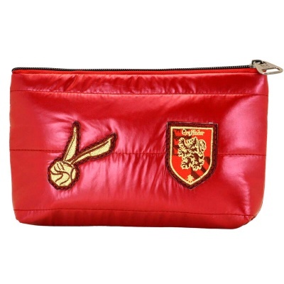 Bolsa vermelha acolchoada com patches e fecho zip.