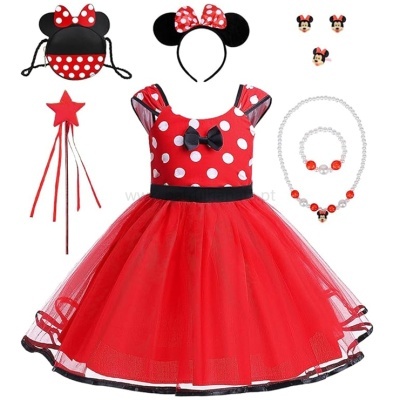 Conjunto infantil vermelho com vestido de bolinhas brancas, mochila, auricular de orelhas e laço, varinha, brincos e colar em fundo branco