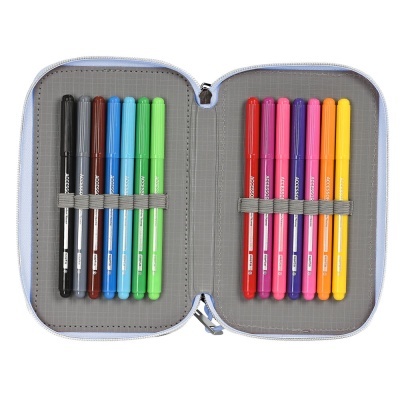 Estojo cinzento aberto com canetas coloridas organizadas em elásticos
