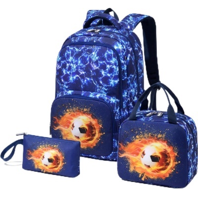 Conjunto de mochilas e bolsa azuis com padrão elétrico e bola de futebol em chamas