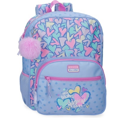 Mochila azul com padrão de corações coloridos, bolso frontal e pendente de peluche rosa