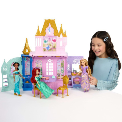 Brinquedo castelo rosa com bonecas Disney e criança a brincar