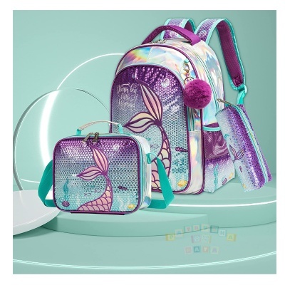 mochila e estojo escolar com padrão de cauda de sereia em tons roxo e lilás