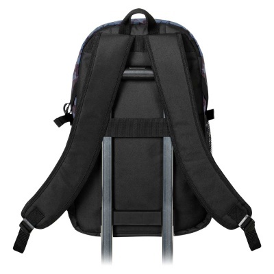 Mochila preta com alças acolchoadas vista de trás