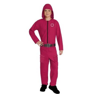 Macacão integral rosa com capuz e cinto preto usado por criança