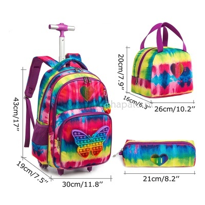 Conjunto colorido de mochila com rodas, bolsa e estojo com padrão tie-dye e decoração de coração e borboleta