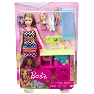 Conjunto Barbie com boneca, mesa e acessórios em embalagem rosa