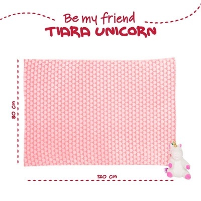 Tapete rosa com padrão hexagonal e peluche de unicórnio branco com rosa