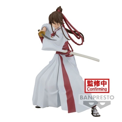 Figura colecionável de personagem com espada em quimono branco e vermelho