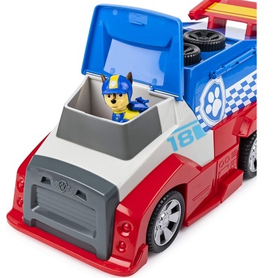 Veículo de brinquedo vermelho, cinzento e azul com figura de cão e padrão xadrez