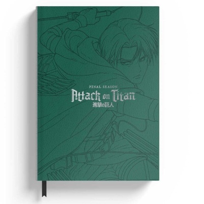 Caderno verde com ilustração de personagem de anime e texto Attack on Titan