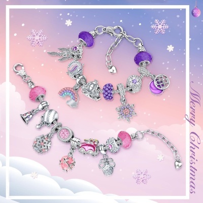 Duas pulseiras festivas com pingentes em prata e esmalte rosa e roxo com fundo de neve e texto Merry Christmas