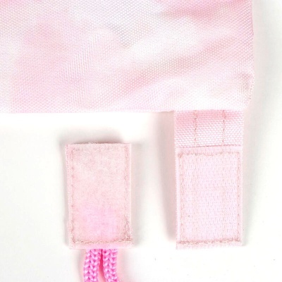 Fita rosa com fecho de velcro em fundo branco