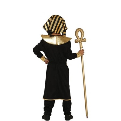 Criança fantasiada de faraó com túnica preta e detalhes dourados, touca listrada e cetro dourado