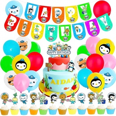 Decoração de aniversário com balões, faixa HAPPY BIRTHDAY, bolo com nome AIDAN e cupcakes com personagens animados